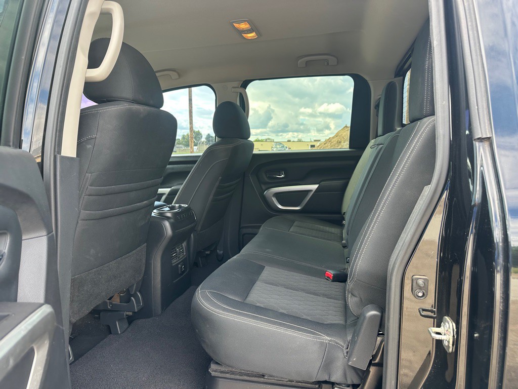 2017 Nissan Titan Image 11