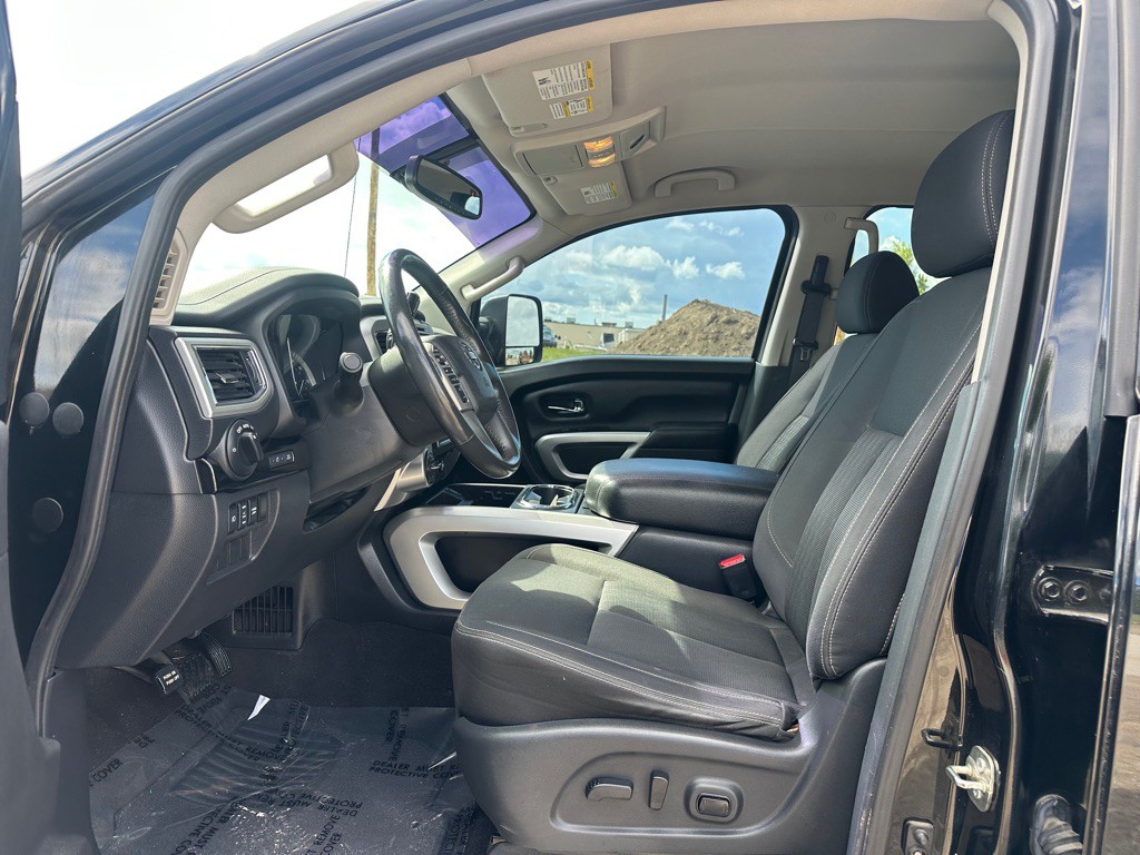 2017 Nissan Titan Image 12