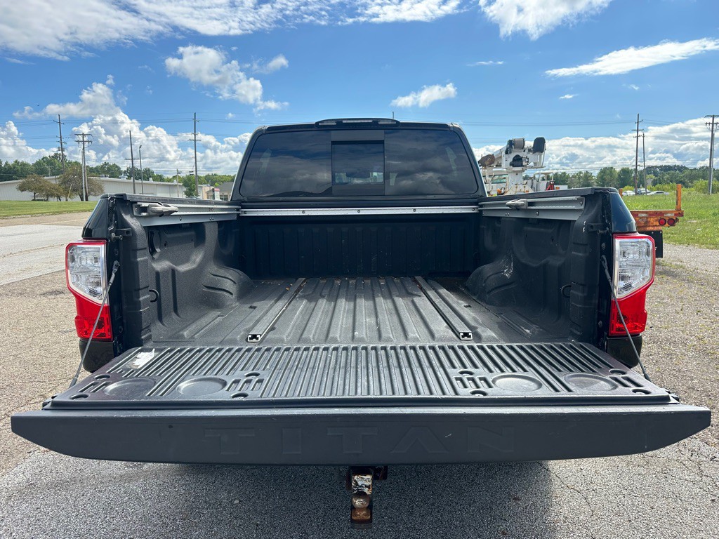 2017 Nissan Titan Image 16