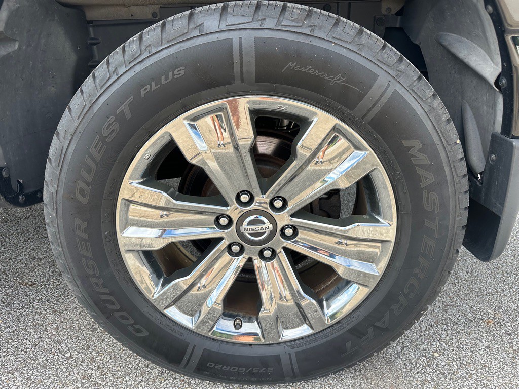 2017 Nissan Titan Image 18