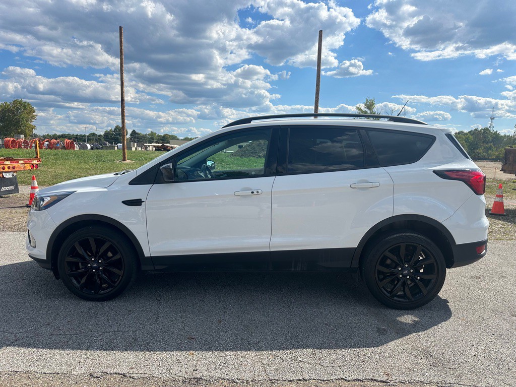 2019 Ford Escape Image 2