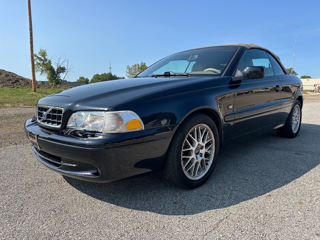 2004 Volvo C70 Image 1