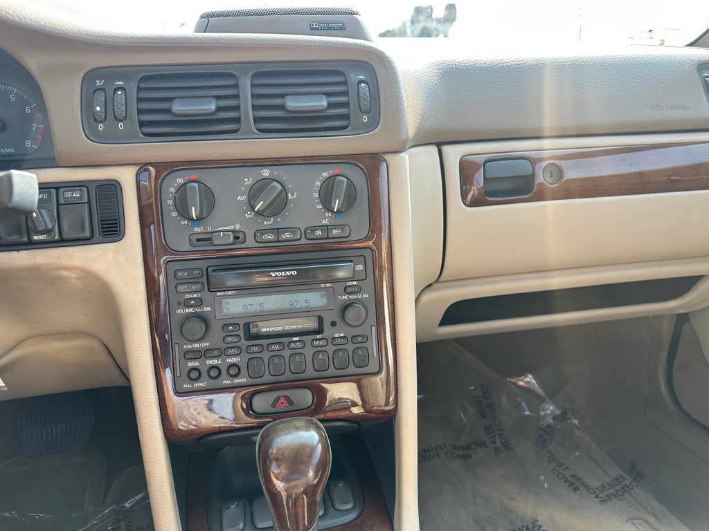 2004 Volvo C70 Image 11