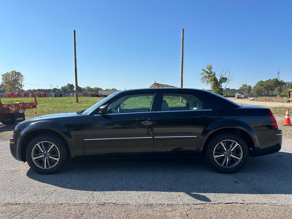 2007 Chrysler 300 Image 2