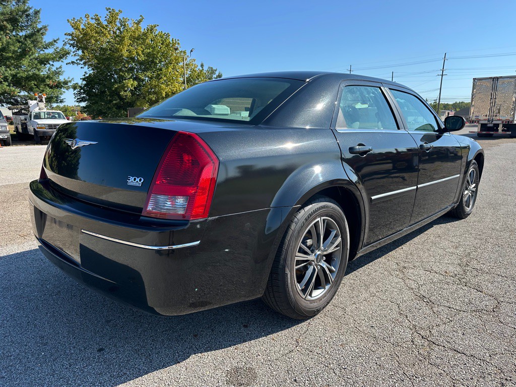 2007 Chrysler 300 Image 4