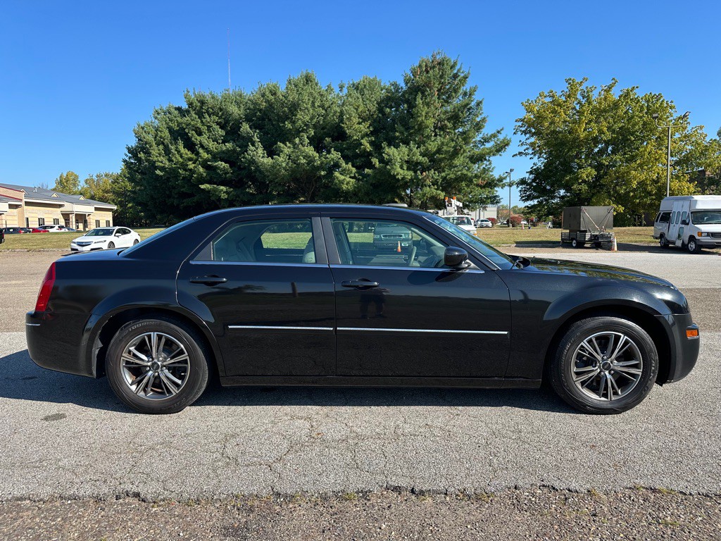 2007 Chrysler 300 Image 6