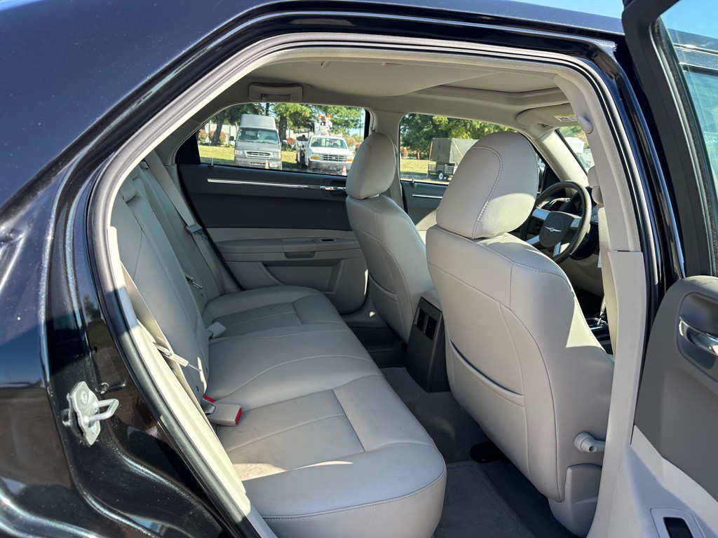 2007 Chrysler 300 Image 8