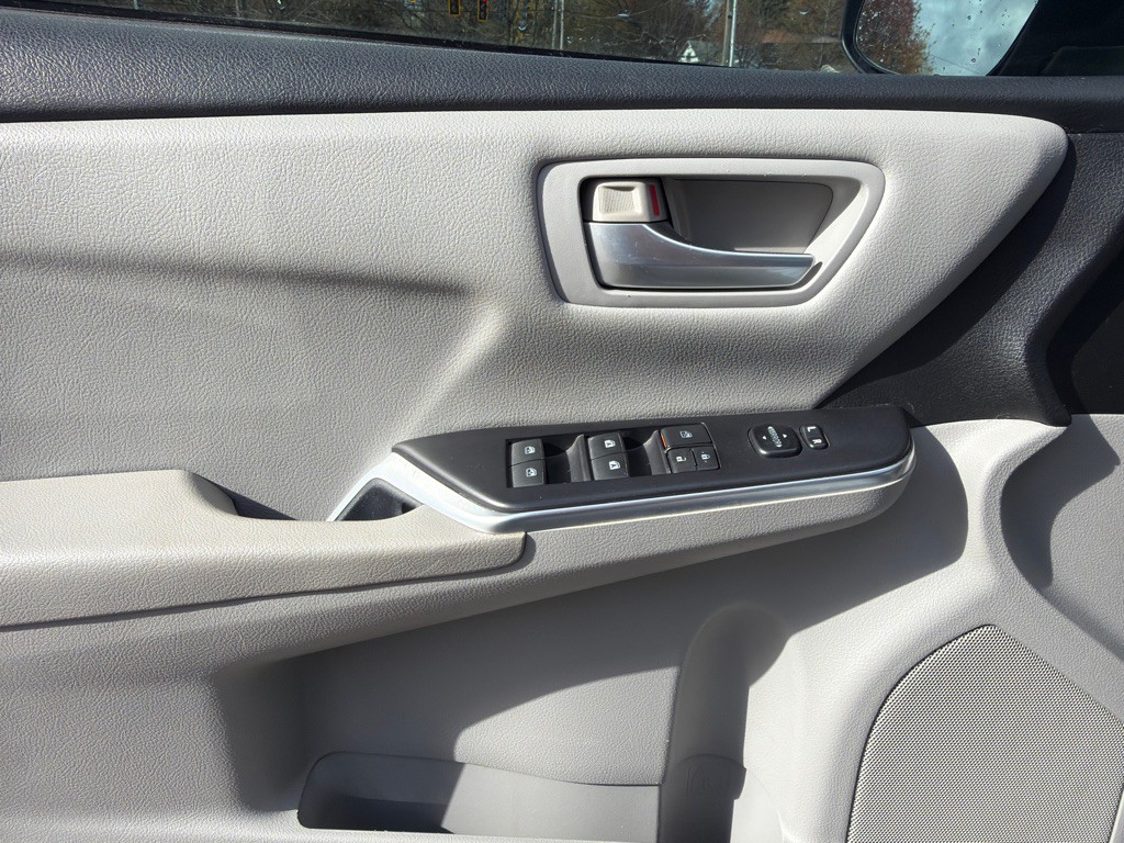 2016 Toyota Camry Image 13