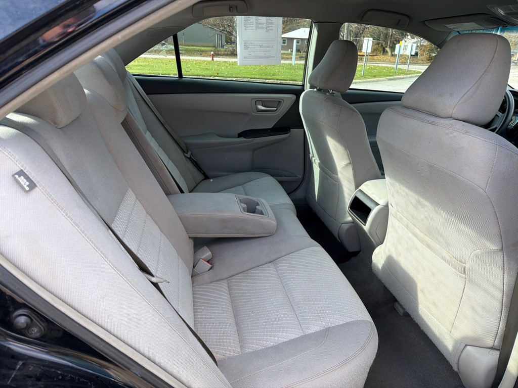 2016 Toyota Camry Image 16