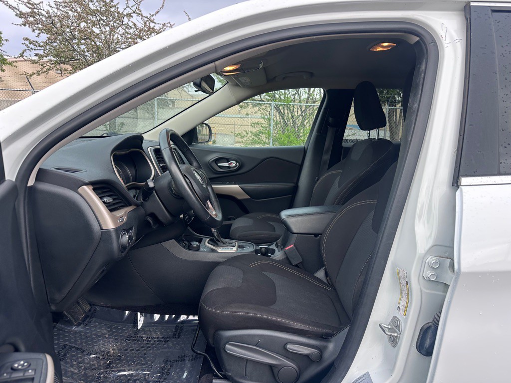 2017 Jeep Cherokee Image 12