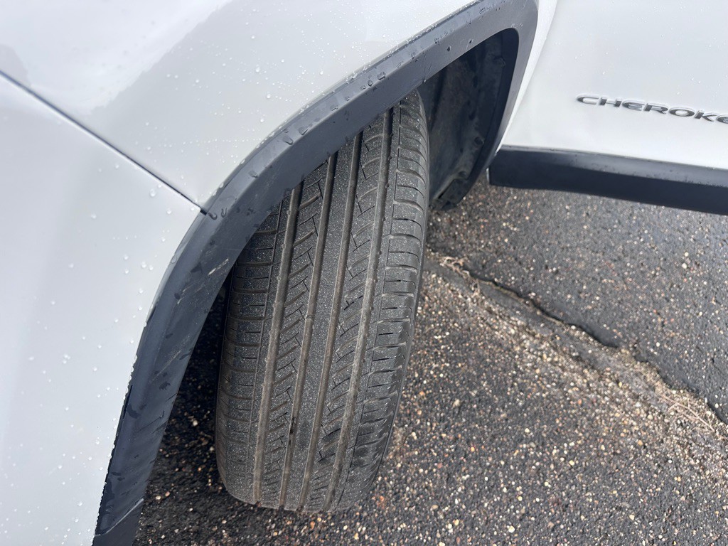 2017 Jeep Cherokee Image 18