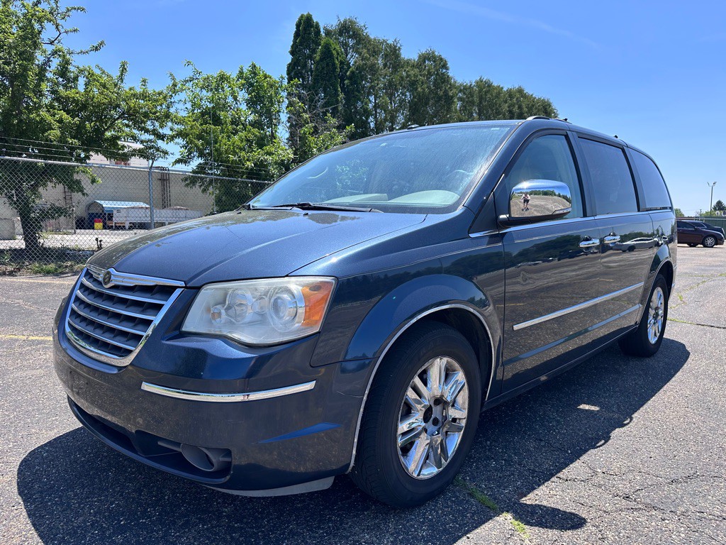 2008 Chrysler Town & Country Image 1