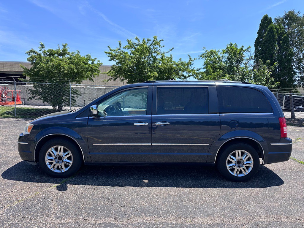 2008 Chrysler Town & Country Image 2