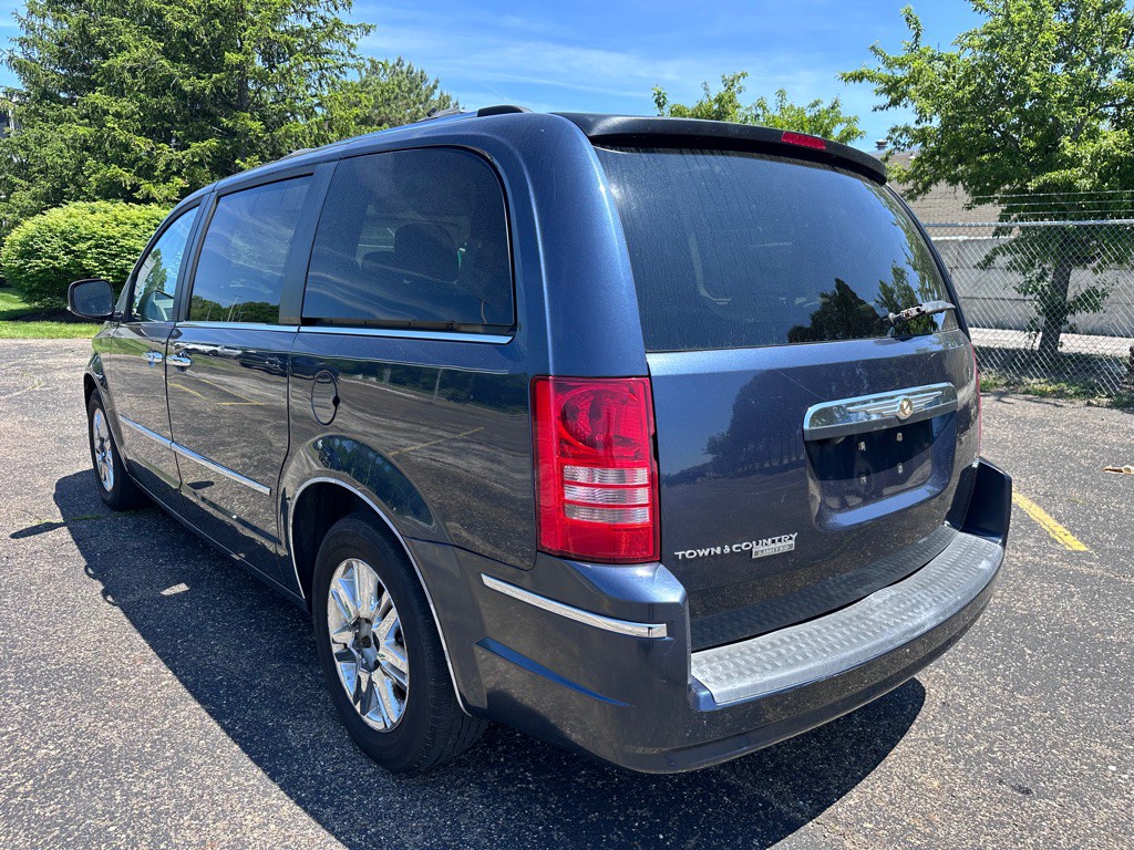 2008 Chrysler Town & Country Image 3