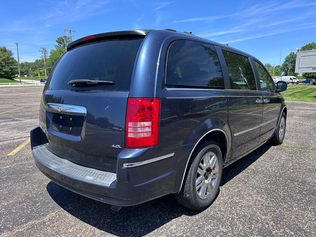 2008 Chrysler Town & Country Image 4