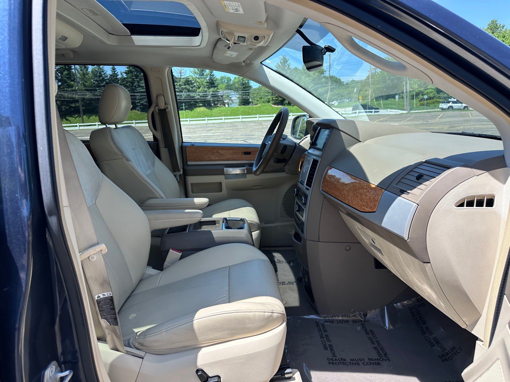 2008 Chrysler Town & Country Image 9
