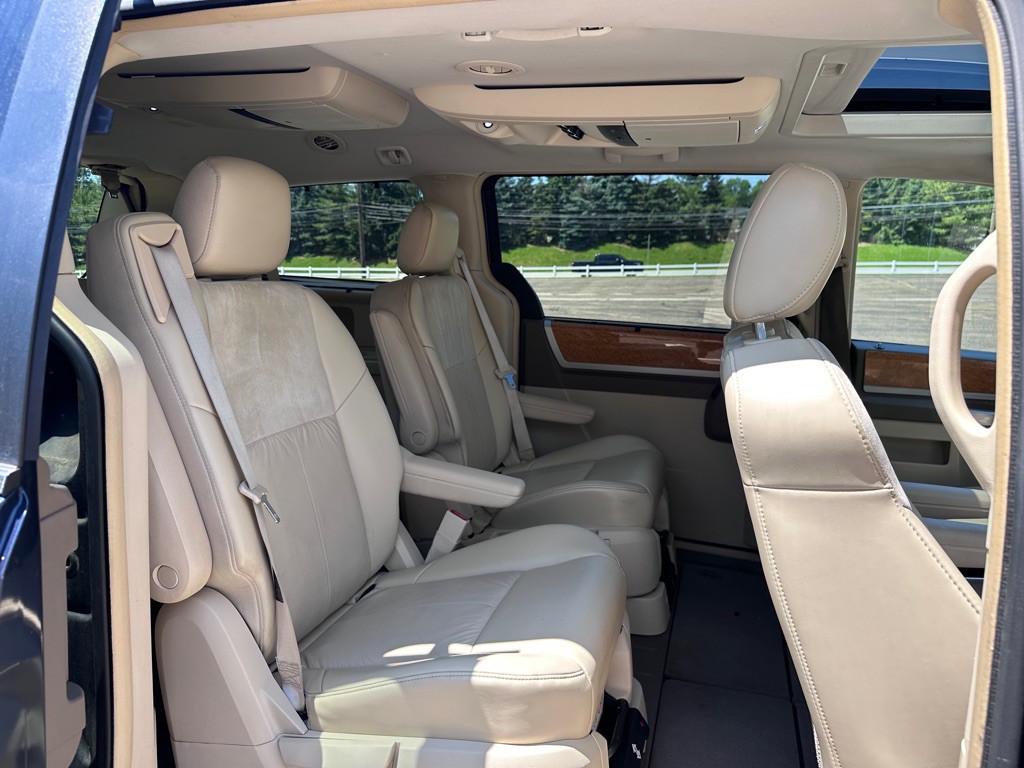 2008 Chrysler Town & Country Image 10
