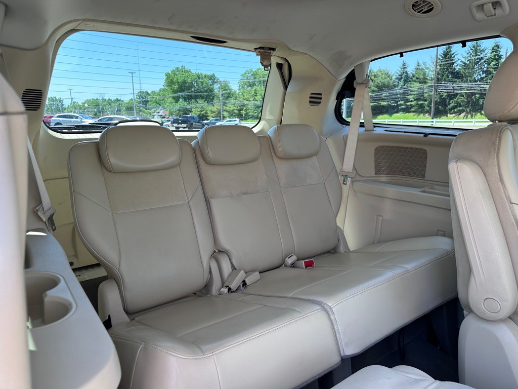2008 Chrysler Town & Country Image 11
