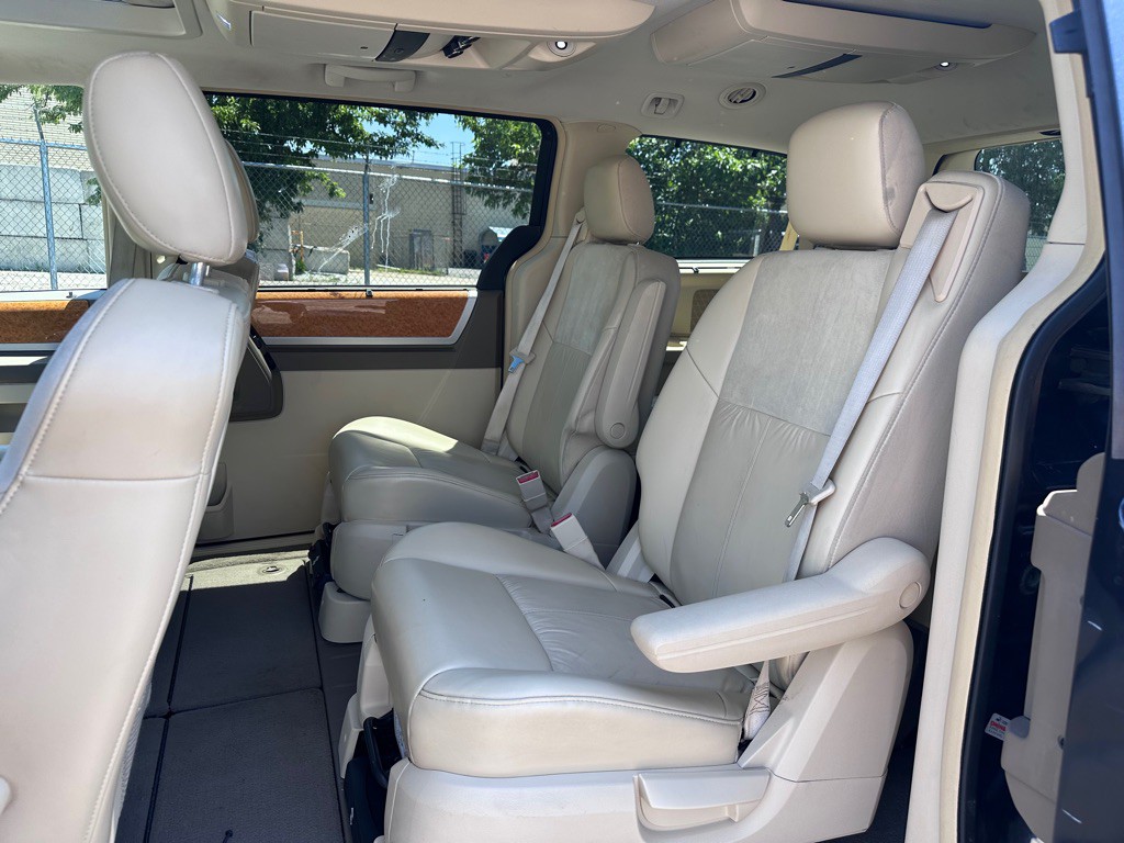 2008 Chrysler Town & Country Image 12