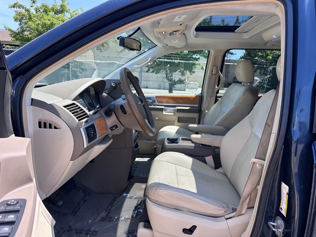 2008 Chrysler Town & Country Image 13