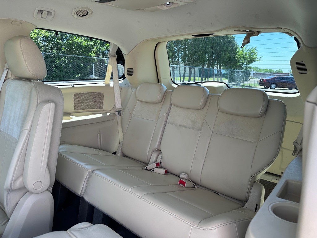 2008 Chrysler Town & Country Image 14
