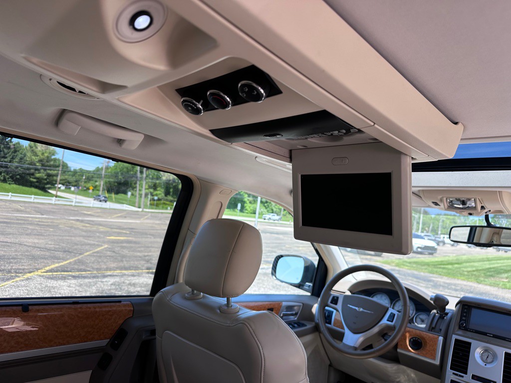 2008 Chrysler Town & Country Image 16