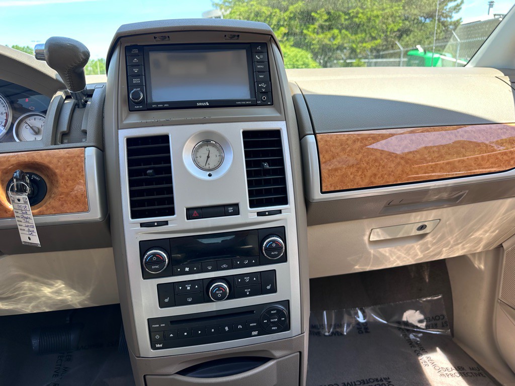 2008 Chrysler Town & Country Image 17