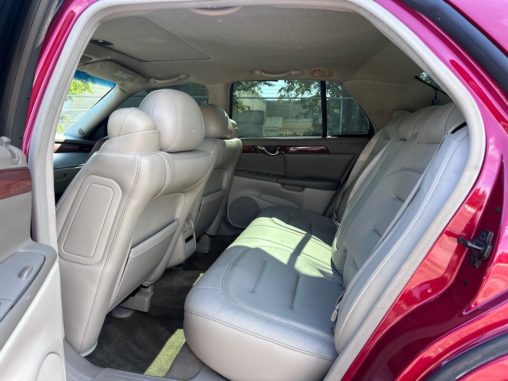 2000 Cadillac DeVille Image 12