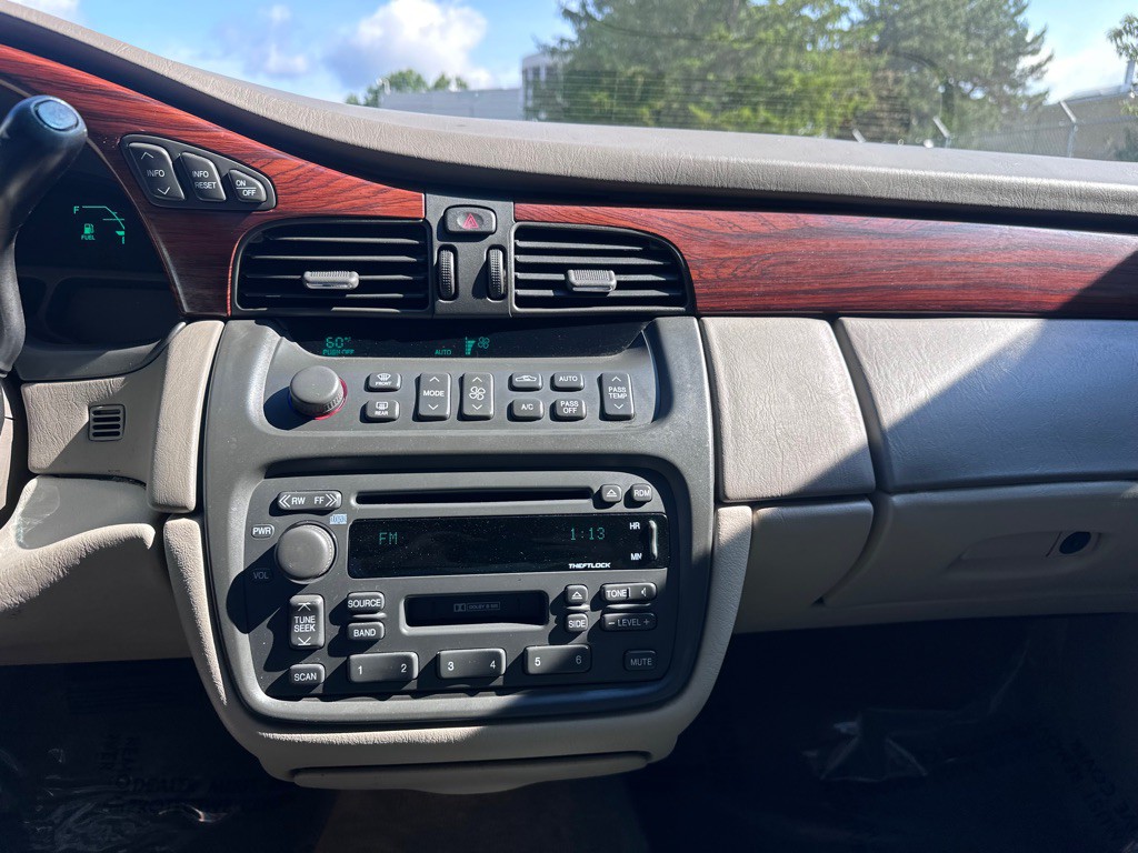 2000 Cadillac DeVille Image 13