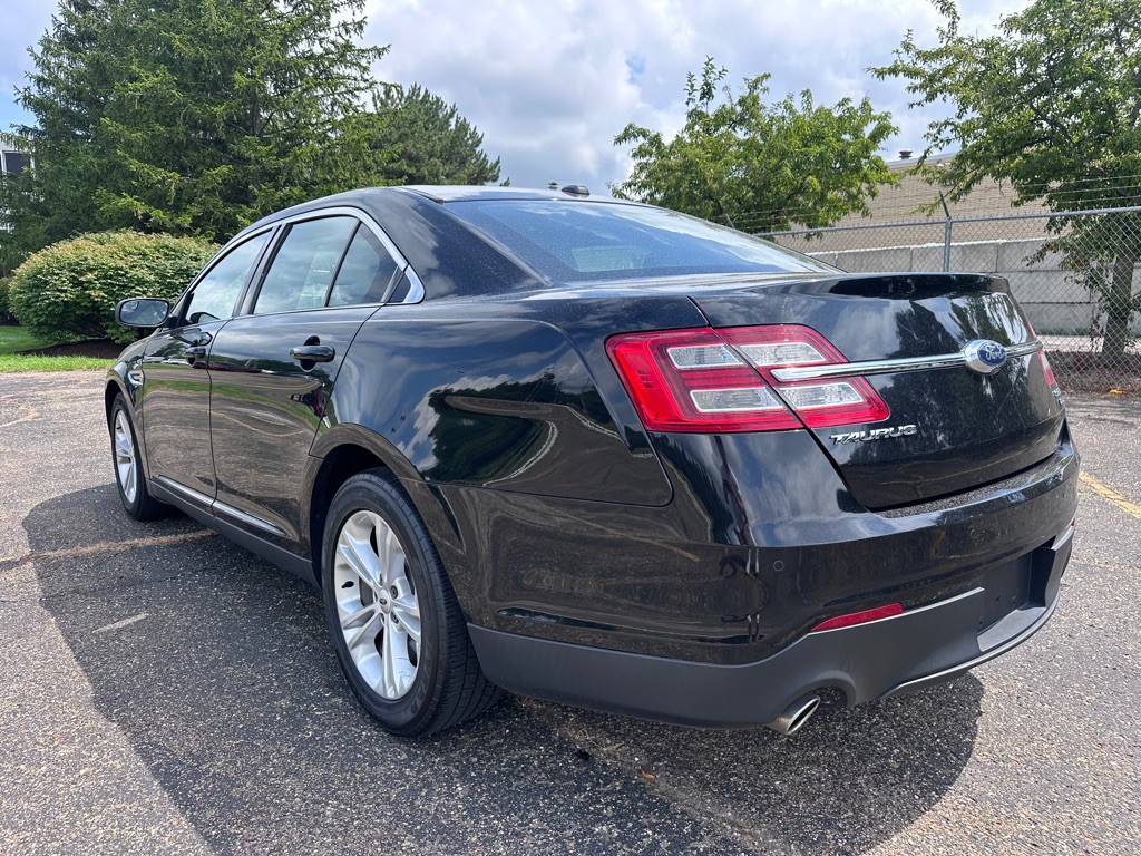 2018 Ford Taurus Image 3
