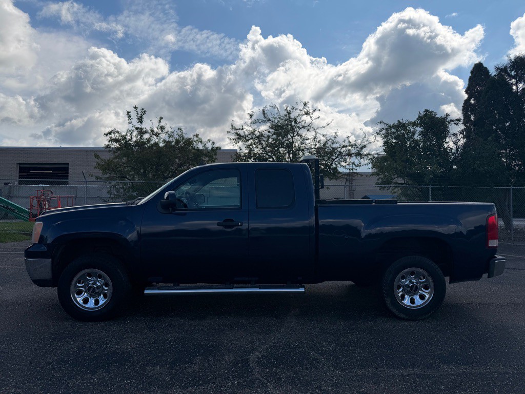 2011 GMC Sierra Image 2