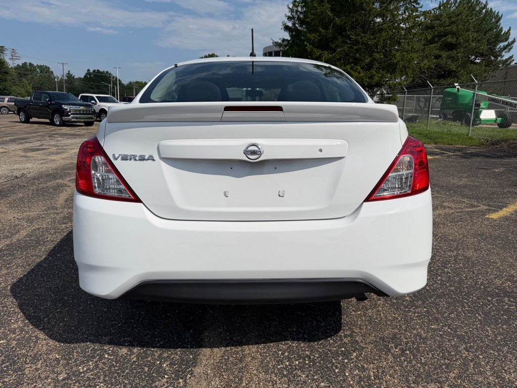 2018 Nissan Versa Image 4