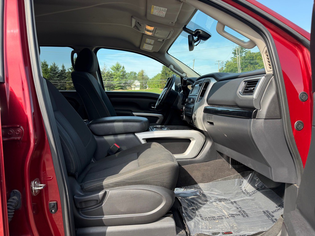 2016 Nissan Titan Image 10