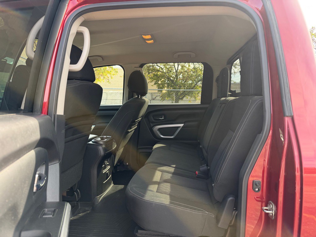 2016 Nissan Titan Image 11