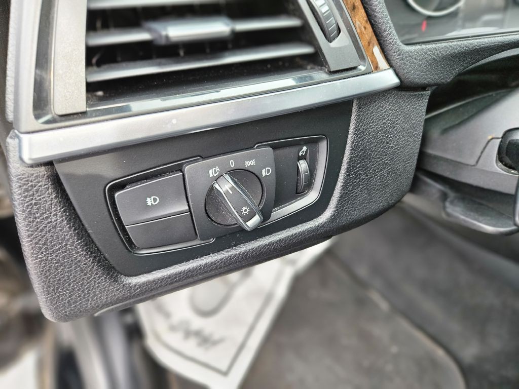 2013 BMW 3 Series Image 24