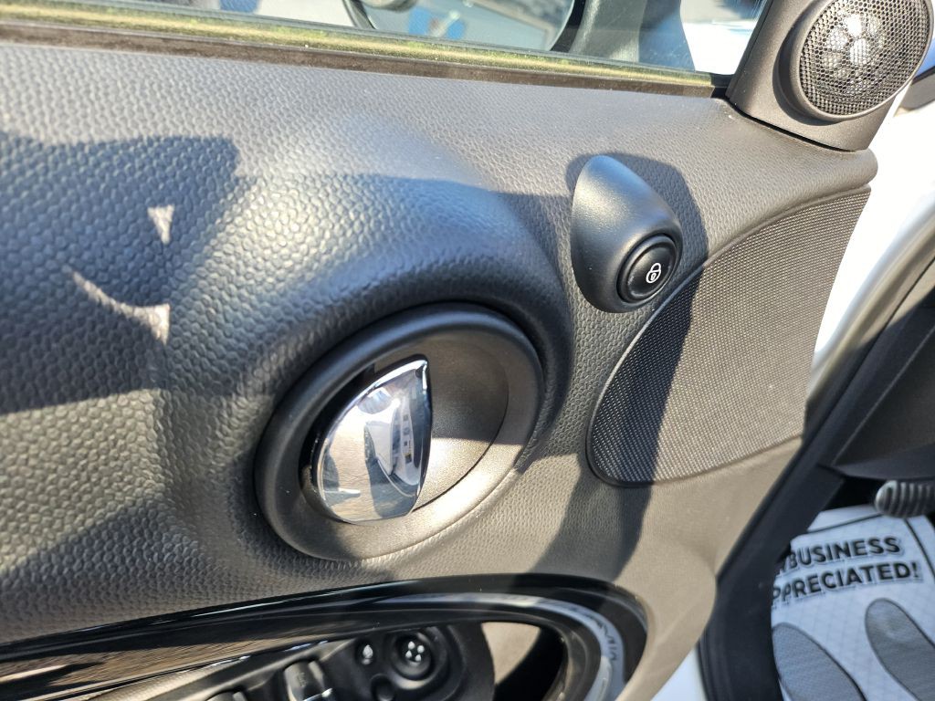2016 MINI Cooper Image 23