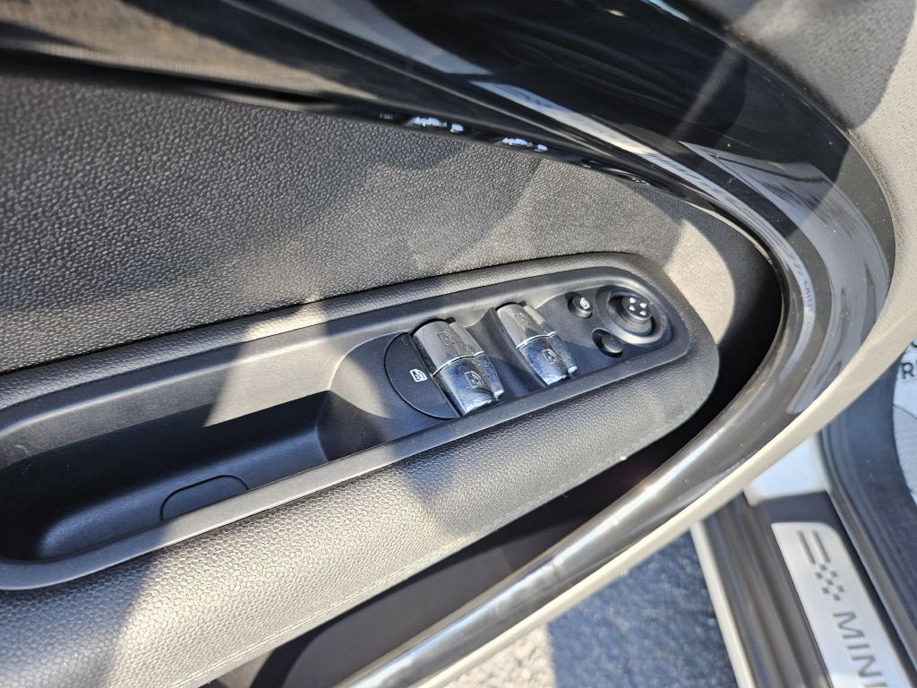 2016 MINI Cooper Image 24