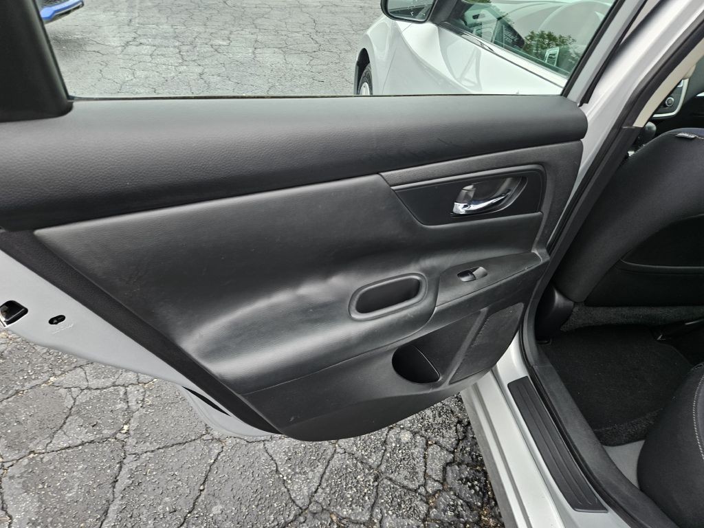 2016 Nissan Altima Image 32