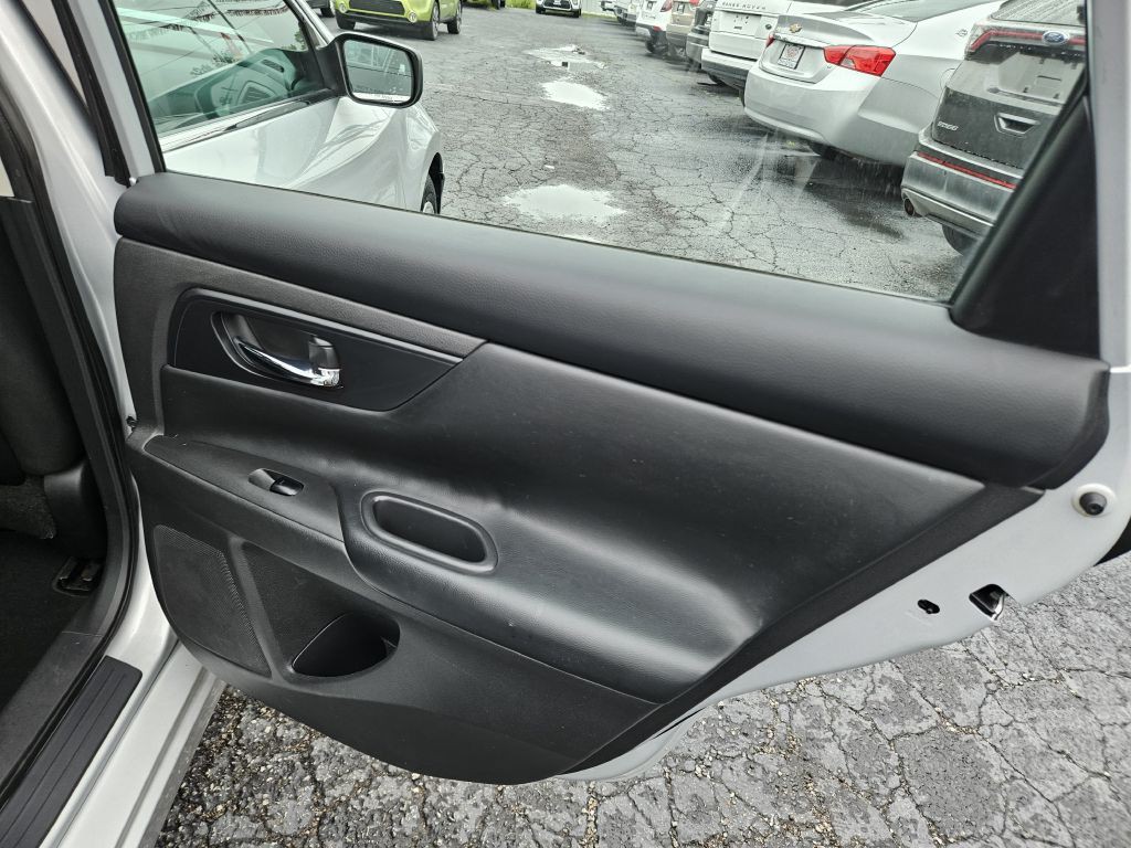2016 Nissan Altima Image 40