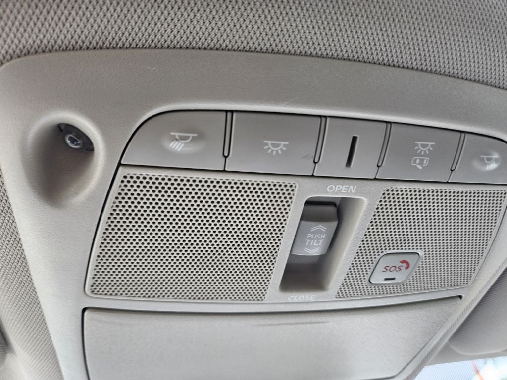 2016 Nissan Rogue Image 39