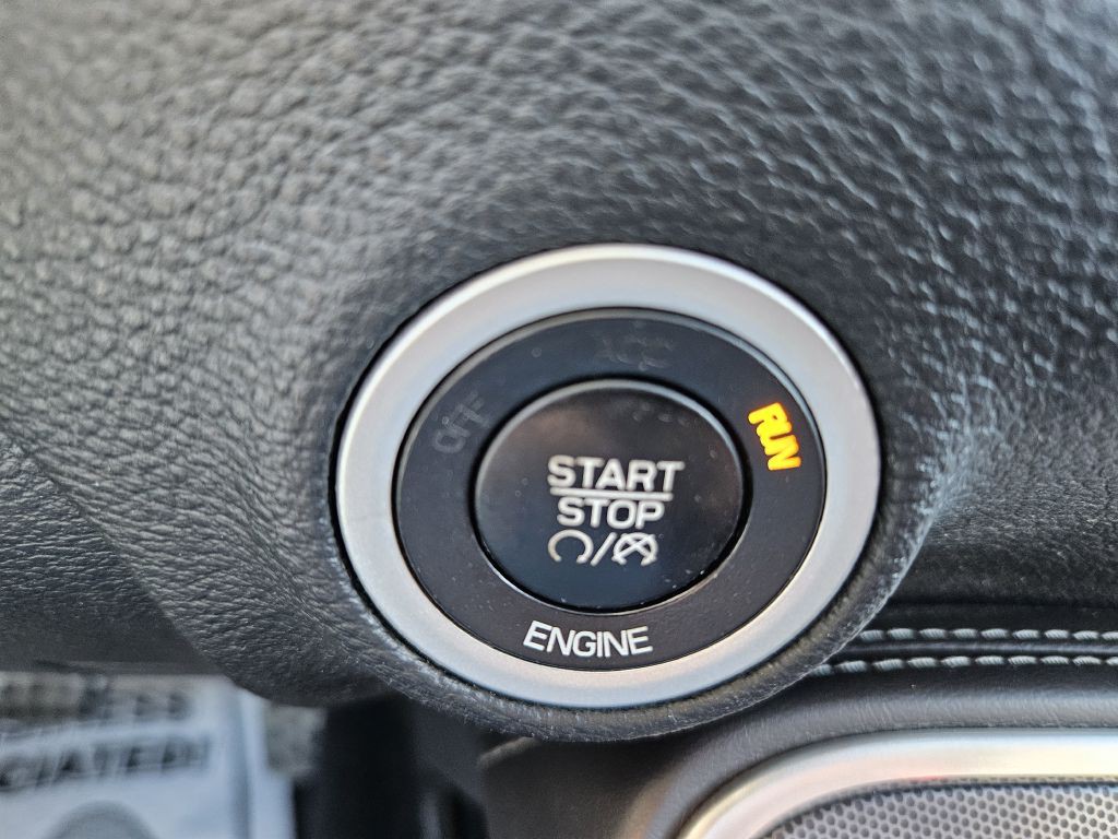 2015 Dodge Challenger Image 29