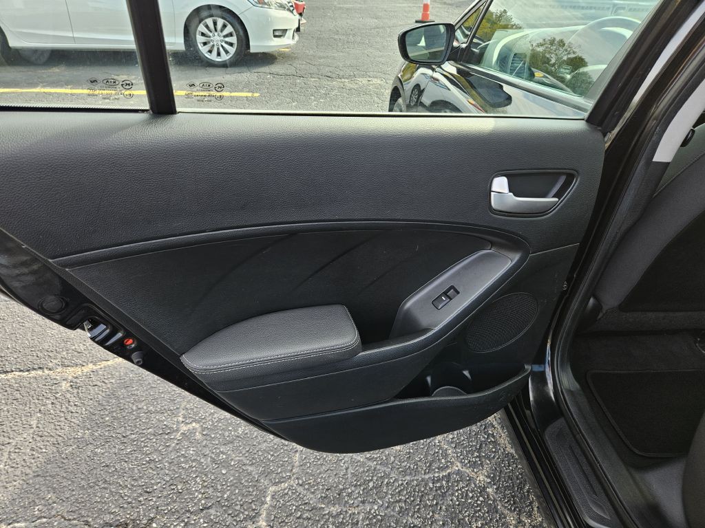 2017 Kia Forte Image 34
