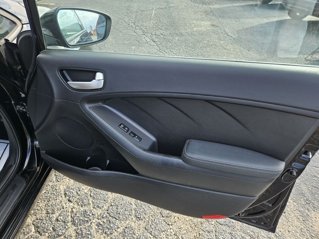 2017 Kia Forte Image 38