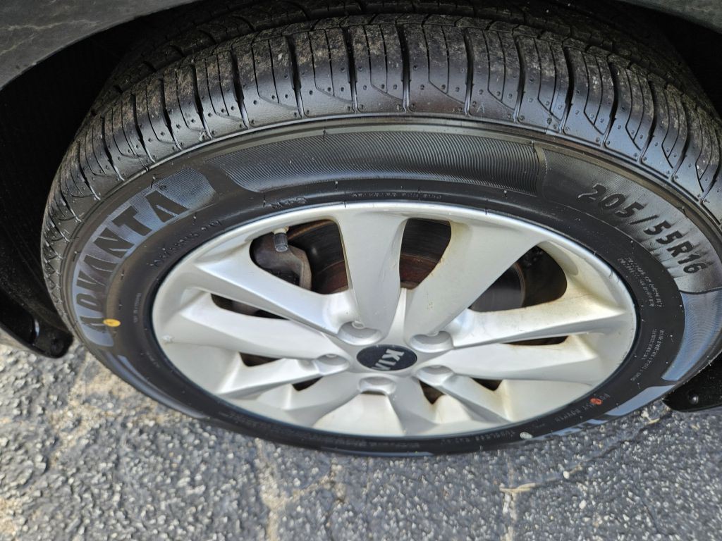 2017 Kia Forte Image 44