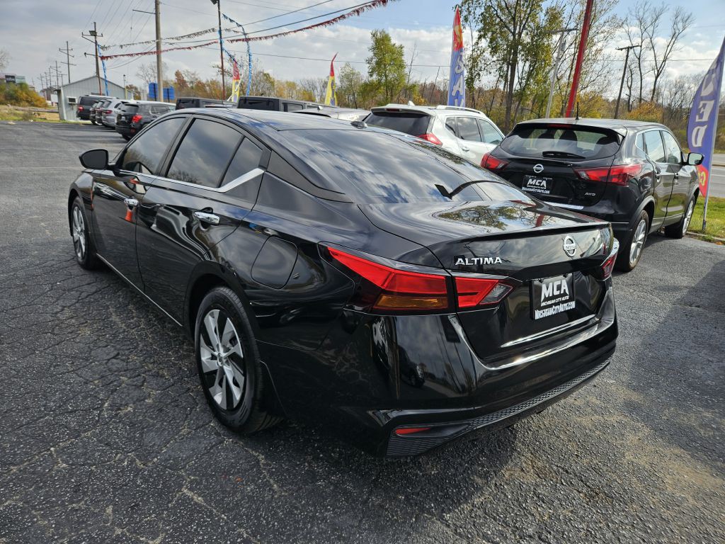 2020 Nissan Altima Image 10