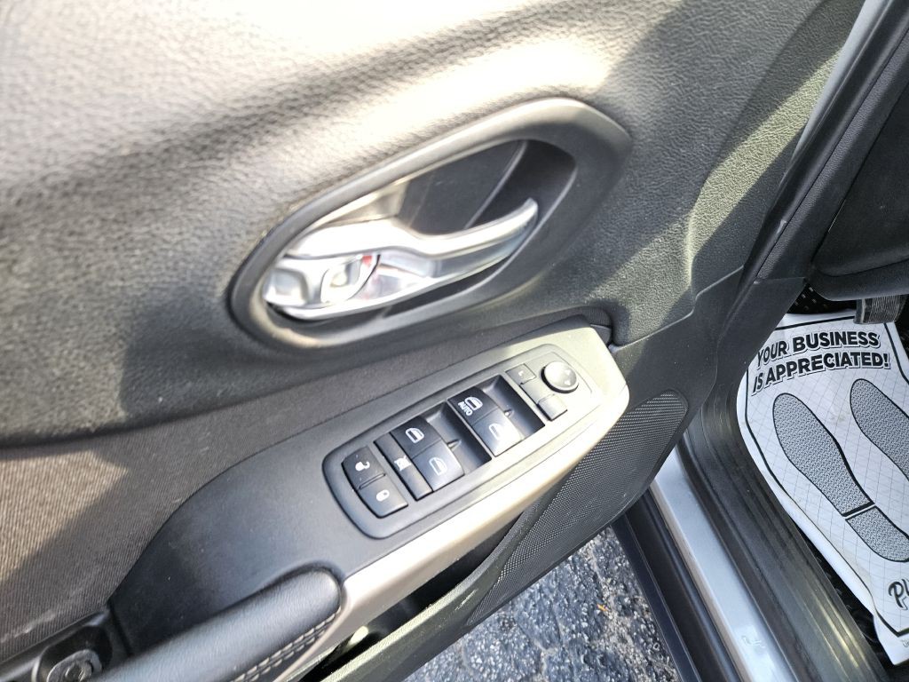 2018 Jeep Cherokee Image 21