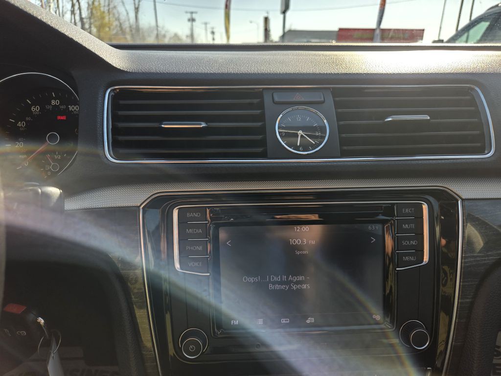 2016 Volkswagen Passat Image 29