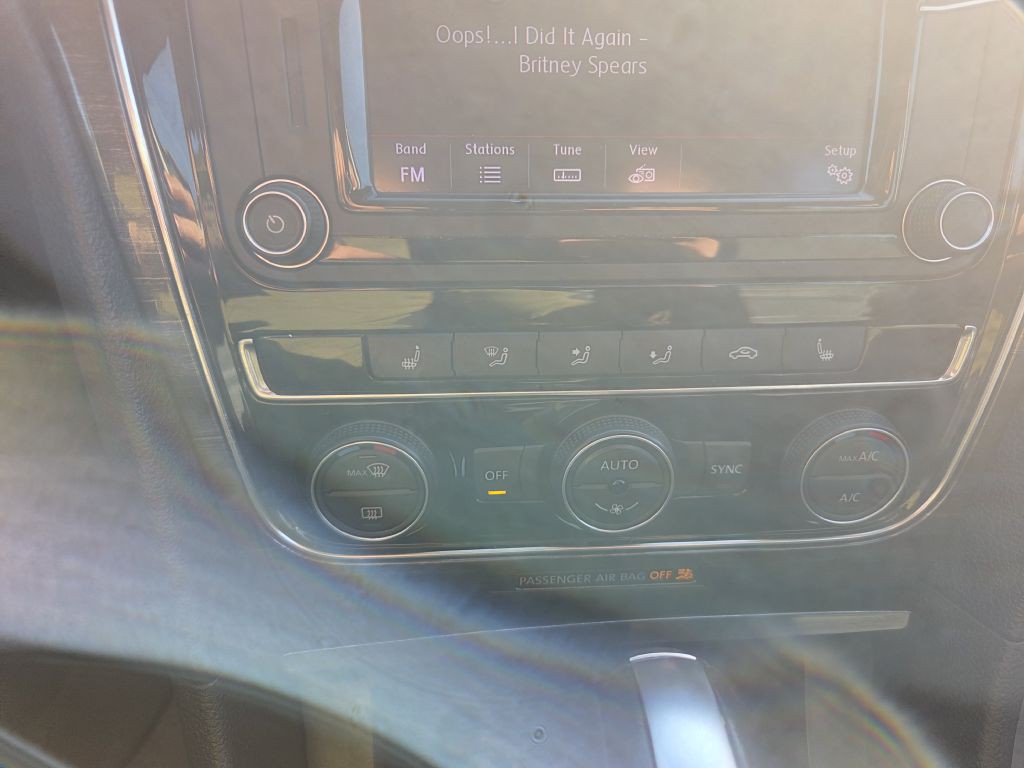 2016 Volkswagen Passat Image 30