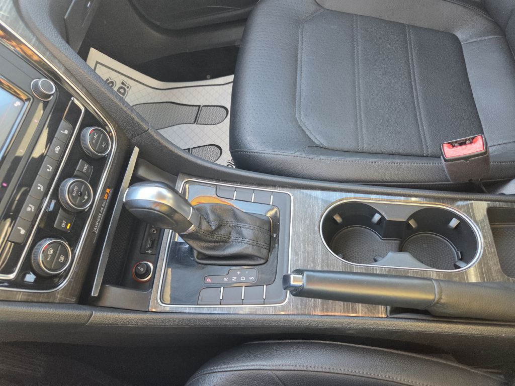 2016 Volkswagen Passat Image 32