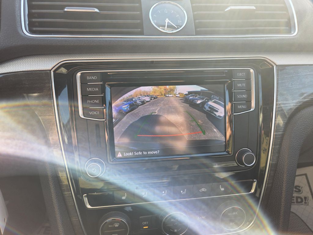 2016 Volkswagen Passat Image 33